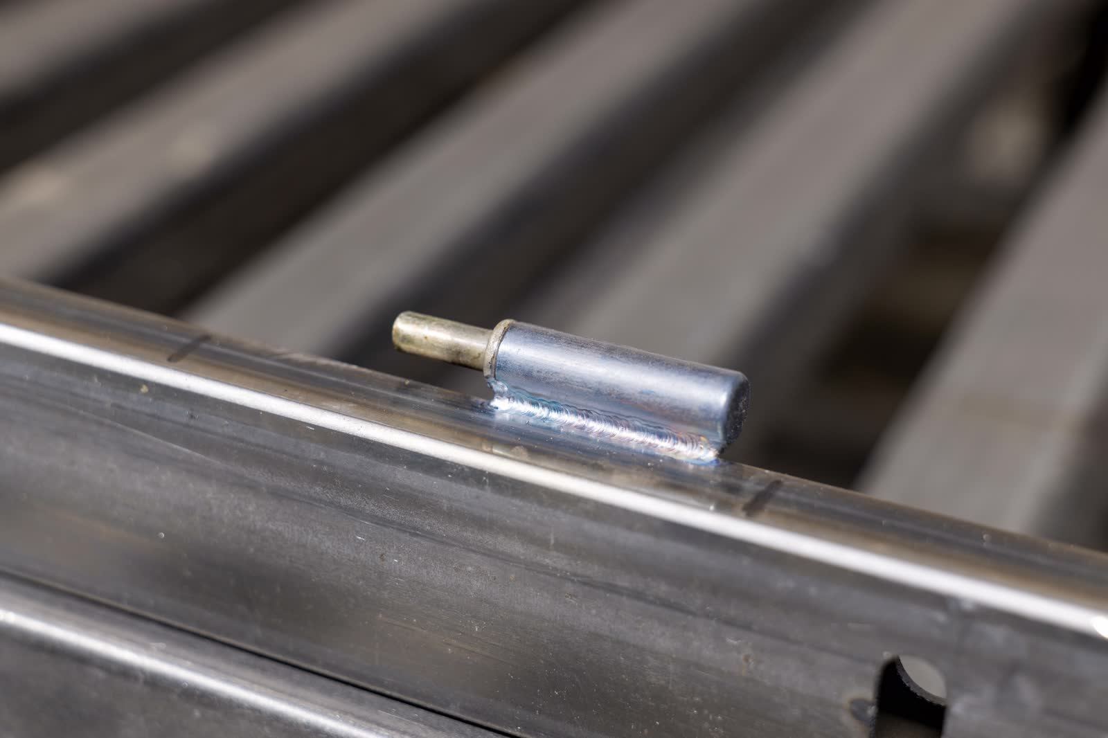 Metalowy element ułożony na profilu konstrukcji