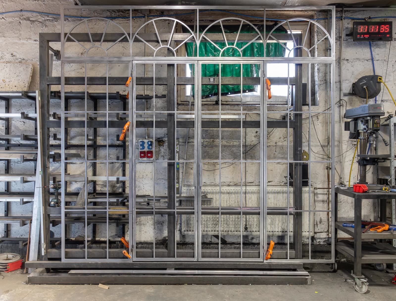 Stalowe konstrukcje z przygotowanymi podziałami ustawione w warsztacie METAL LAB